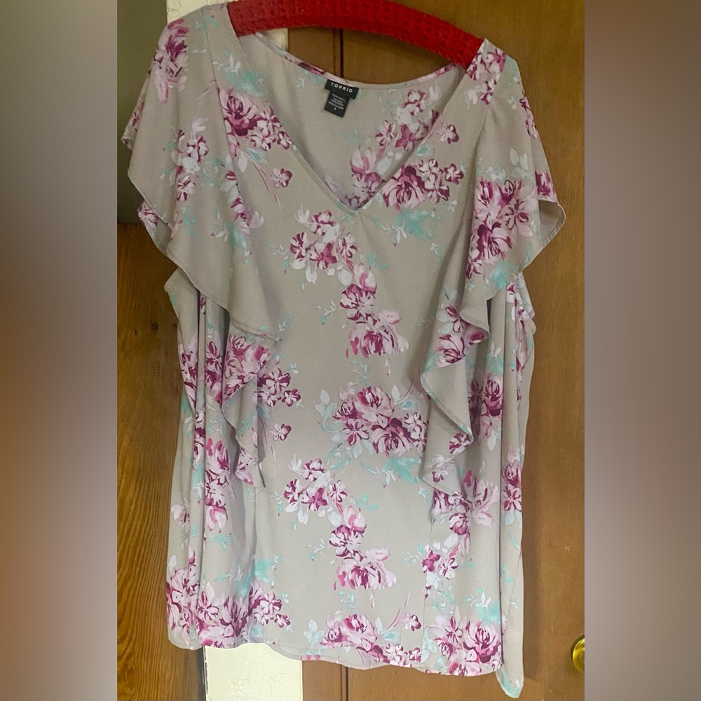 Torrid EUC 24”PTP SZ:4 Floral Pink & Cream Top